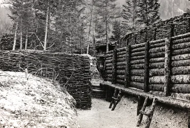 Album "Meine weltkriegs - Erinnerungen South-West Front (Carinzia, Italia, Trentino-Alto Adige) 31/03/1915-12/11/1918 - Josef Zohles Wien": barriere di legna