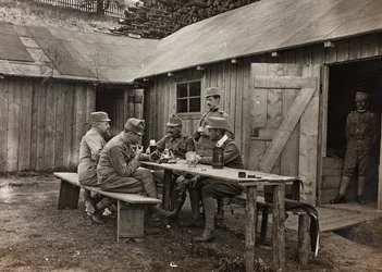 Album "Meine weltkriegs - Erinnerungen South-West Front (Carinzia, Italia, Trentino-Alto Adige) 31/03/1915-12/11/1918 - Josef Zohles Wien": soldati durante una pausa