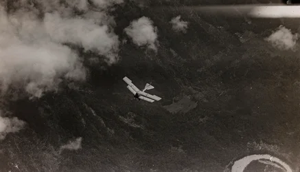 Album "Meine weltkriegs - Erinnerungen South-West Front (Carinzia, Italia, Trentino-Alto Adige) 31/03/1915-12/11/1918 - Josef Zohles Wien": un aereo austriaco sorvola