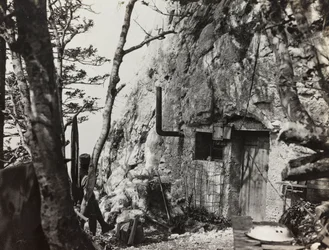 Album "Meine weltkriegs - Erinnerungen Front Sud-Ovest (Carinzia, Italia, Trentino-Alto Adige) 31/03/1915-12/11/1918 - Josef Zohles Wien": rifugio di guerra