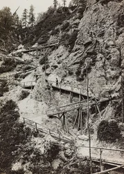 Album "Meine weltkriegs - Erinnerungen Front Sud-Ovest (Carinzia, Italia, Trentino-Alto Adige) 31/03/1915-12/11/1918 - Josef Zohles Wien": passerelle di legno verso le montagne