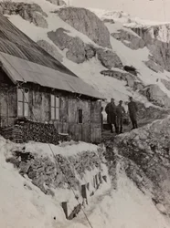 Album "Meine weltkriegs - Erinnerungen Front Sud-Ovest (Carinzia, Italia, Trentino-Alto Adige) 31/03/1915-12/11/1918 - Josef Zohles Wien": baracca militare