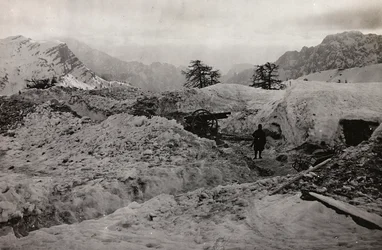 Album "Meine weltkriegs - Erinnerungen Front Sud-Ovest (Carinzia, Italia, Trentino-Alto Adige) 31/03/1915-12/11/1918 - Josef Zohles Wien": trincee nella neve delle Alpi Carniche