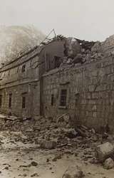 Album "Meine weltkriegs - Erinnerungen South-West Front (Carinzia, Italia, Alto Adige) 31/03/1915-12/11/1918 - Josef Zohles Wien": macerie di una fabbrica