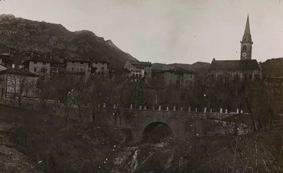 Album "Meine weltkriegs - Erinnerungen South-West Front (Carinzia, Italia, Alto Adige) 31/03/1915-12/11/1918 - Josef Zohles Wien": vista di un villaggio della Carnia