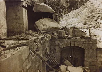 Album "Meine weltkriegs - Erinnerungen South-West Front (Carinzia, Italia, Trentino-Alto Adige) 31/03/1915-12/11/1918 - Josef Zohles Wien": macerie di una fabbrica