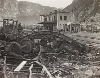 Album "Meine weltkriegs - Erinnerungen South-West Front (Carinzia, Italia, Trentino-Alto Adige) 31/03/1915-12/11/1918 - Josef Zohles Wien": macerie e rottami a una stazione (foto b/n)