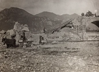 Album "Meine weltkriegs - Erinnerungen South-West Front (Carinzia, Italia, Trentino-Alto Adige) 31/03/1915-12/11/1918 - Josef Zohles Wien": macerie di un ponte sul Tagliamento (foto b/n)