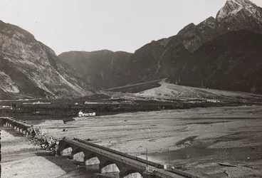 Album "Meine weltkriegs - Erinnerungen South-West Front (Carinzia, Italia, Trentino-Alto Adige) 31/03/1915-12/11/1918 - Josef Zohles Wien": ponte sul Tagliamento (foto b/n)