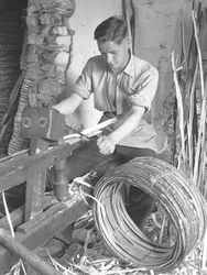 Il creatore di cerchi che usa il coltello da disegno per fare i cerchi