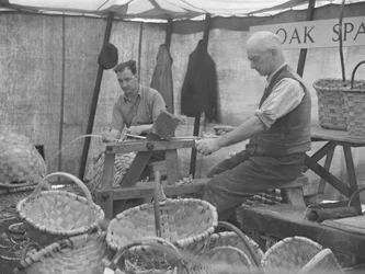 Due cestai alle cavalle durante una mostra