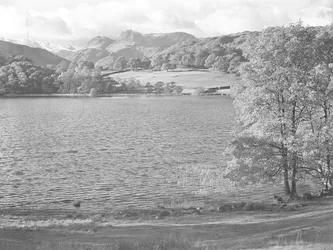 Vista su Loughrigg Tarn, le colline sullo sfondo
