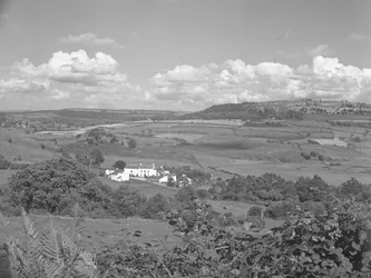 Vista di un edificio in un terreno agricolo