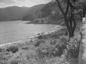Vista sulle rive del lago e sulle colline sullo sfondo