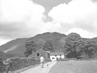 Donna e cane a passeggio lungo il sentiero che porta alla Dalehead Farm