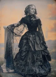 Donna in abito di taffetà nero e scialle di pizzo, ca. 1850