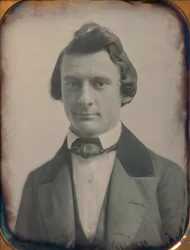 Giovane uomo in abito a tre pezzi e papillon, 1850s