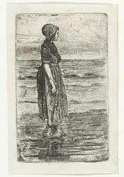 Donna in piedi sulla spiaggia