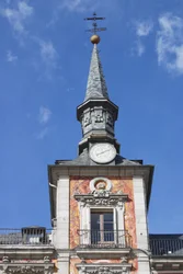 Torre di una delle case con balcone