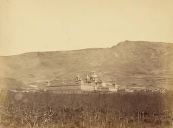 [El Escorial, in lontananza]