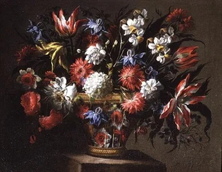 Natura morta di tulipani, narcisi e altri fiori in un cesto