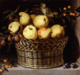 Un cesto di vimini con frutta su un bordo di pietra