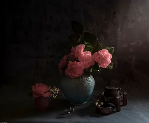 Composizione floreale "Moody Camellia"