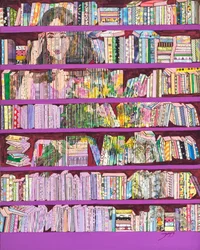 Donna davanti a una libreria colorata