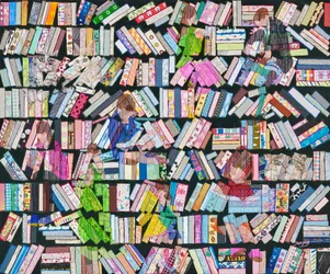 Lettori nelle librerie a motivi decorativi