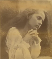 Giovane ragazza in preghiera