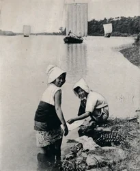 Una lavanderia sul bordo del fiume, c1900, 1921