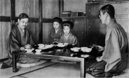 Pranzo di famiglia alla giapponese, c1900, 1921