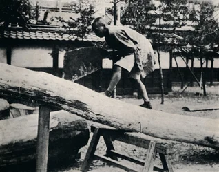 Segare e piallare si fanno con un movimento di trazione anziché di spinta, c1900, 1921