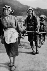 Tre generazioni di donne che spingono un carrello con la nonna dietro, c. 1900, 1921