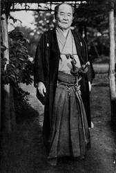 Visconte Shibusawa, 1840-1931 con le sue spade da samurai, c1900, 1921