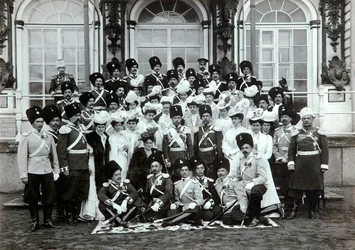 Famiglia imperiale russa fuori dal Palazzo di Caterina, Tsarskoye Selo, Russia, inizio XX secolo