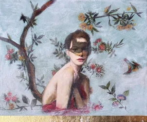 Ritratto di una donna mascherata in giardino