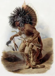 Ritratto di Pehriska-Ruhpa, guerriero Minatarre nel costume della danza del cane con un grande cappello di stoffe colorate e piume, una pipa fatta con l