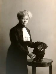 Alexandra Beketova-Blok, autrice e traduttrice russa, con il suo cane, inizio XIX secolo