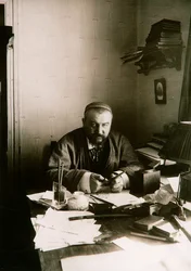 Alexander Kuprin, autore russo, alla sua scrivania, Gatchina, Russia, inizio XX secolo