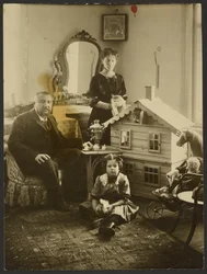 Alexander Kuprin [famoso scrittore russo] con la sua famiglia