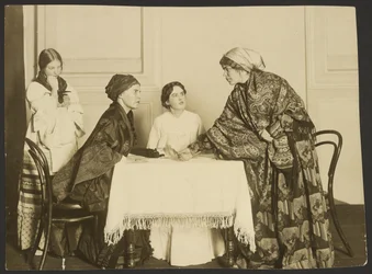 Scuola secondaria femminile di San Pietroburgo, opera di Gogol "Il matrimonio".
