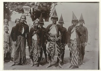 Uomini giavanesi in uniforme
