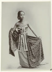 Ritratto in studio di una giovane donna giavanese in sarong