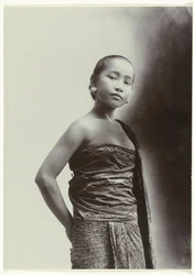 Ritratto in studio di una giovane donna giavanese in sarong con motivo batik