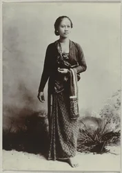 Ritratto in studio di una giovane donna giavanese