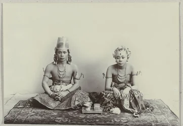 Ritratto in studio di un giovane uomo e una giovane donna giavanesi che indossano un sarong batik
