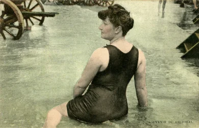 Donna in costume da bagno, c. primi 1900 (cartolina)