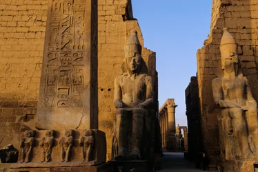 Statua colossale di Ramses II (il Grande), davanti al pilone, Tempio di Luxor, 2001