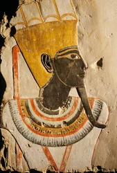 Deir el Bahri; Rilievo in calcare; Dio Amun-Min dipinto